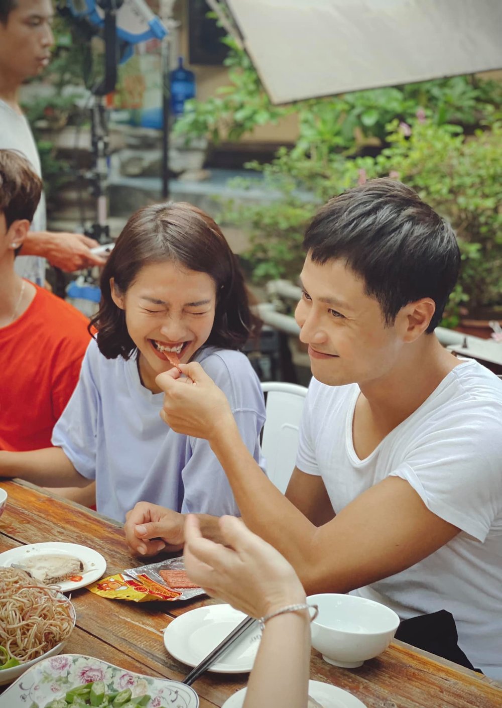  
Thanh Sơn và Khả Ngân tình cảm đút cho nhau ăn trên phim trường. (Ảnh: FBNV)