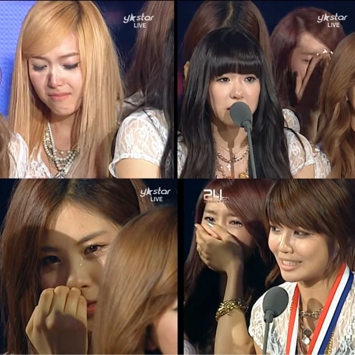 
Các thành viên SNSD không giấu nổi những giọt nước mắt. (Ảnh: Chụp màn hình)