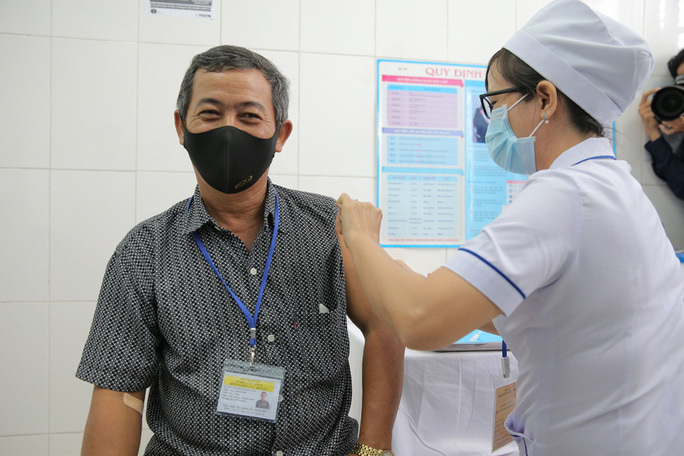  
Vắc xin ngừa Covid-19 Nano Covax được tiêm trên cơ thể tình nguyện viên ở Long An. (Ảnh: Người Lao Động)