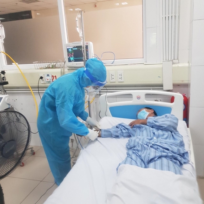 Bệnh nhân điều trị Covid-19 ở Việt Nam được kê thuốc tùy theo tình trạng sức khỏe. (Ảnh: Công An Nhân Dân)