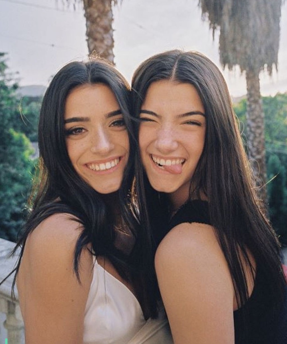  
Charli D'Amelio và chị gái đều là người nổi tiếng trên mạng xã hội. (Ảnh: Instagram)
