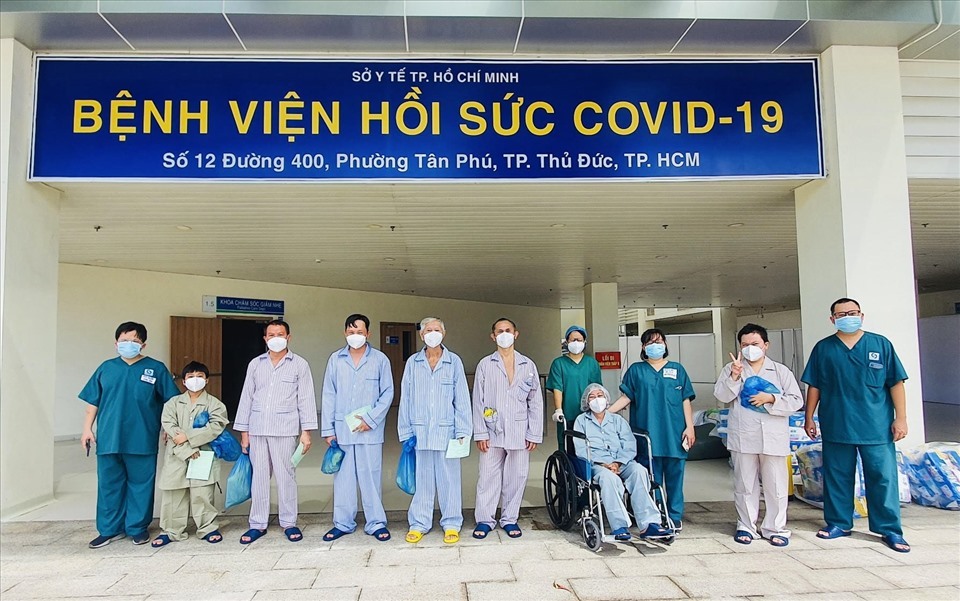  
Bệnh nhân điều trị tại Bệnh viện Hồi sức Covid-19 ngày ra viện. (Ảnh: Lao Động)