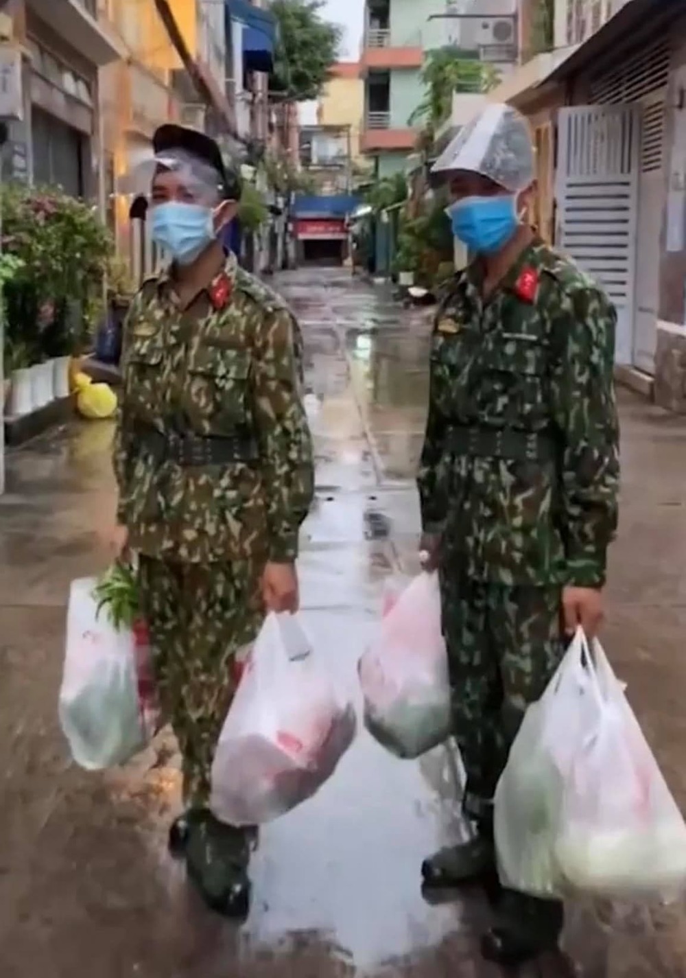  Chủ clip cho biết 2 chiến sĩ từ Đồng Nai đến TP.HCM để hỗ trợ chống dịch. (Ảnh: Chụp màn hình)
