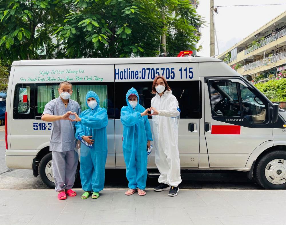 Việt Hương bàn giao chiếc xe cứu thương thứ 3 cho nhóm từ thiện
