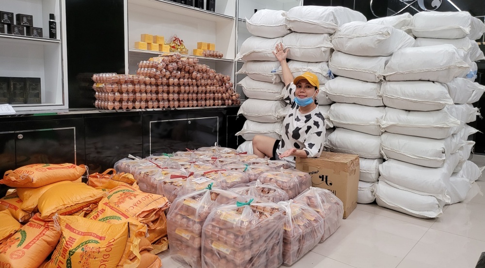  
Nhà riêng của Việt Hương hiện tại như kho chứa gạo, trứng, đầy đủ các nguyên liệu để nấu ăn từ thiện. - Tin sao Viet - Tin tuc sao Viet - Scandal sao Viet - Tin tuc cua Sao - Tin cua Sao