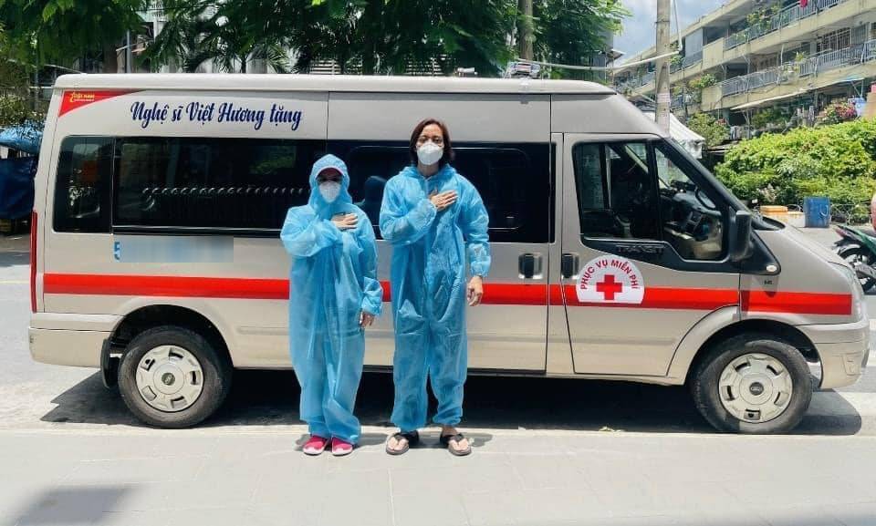  
Vợ chồng Việt Hương chi tiền mua nhiều chiếc xe cứu thương. (Ảnh: FBNV)