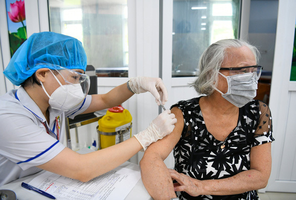  
TP.HCM đang đẩy mạnh việc tiêm vắc xin cho toàn bộ bà con. (Ảnh: Dân Trí)