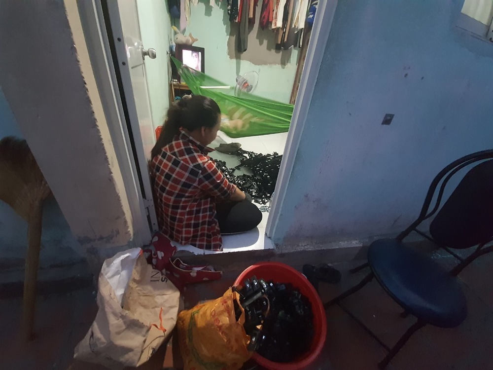  Nhiều hộ dân gặp khó khăn do dịch bệnh nhận được đồ hỗ trợ. (Ảnh: Lao Động)