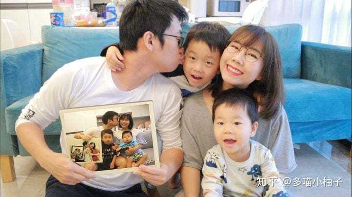  
Năm 2020, cả gia đình vẫn hạnh phúc và vui vẻ. (Ảnh: Weibo)