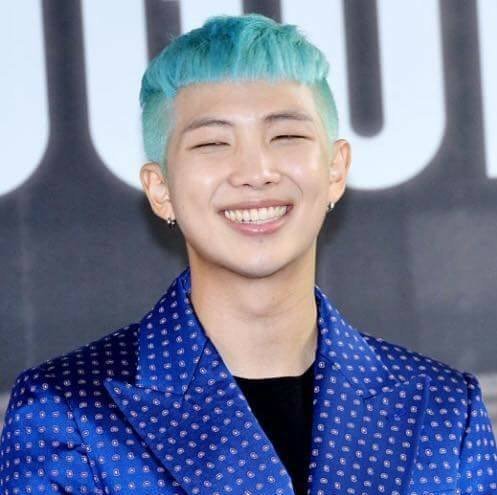  
RM và huyền thoại "anh đầu xanh" khi phát biểu muốn có Daesang. (Ảnh: Pinterest)