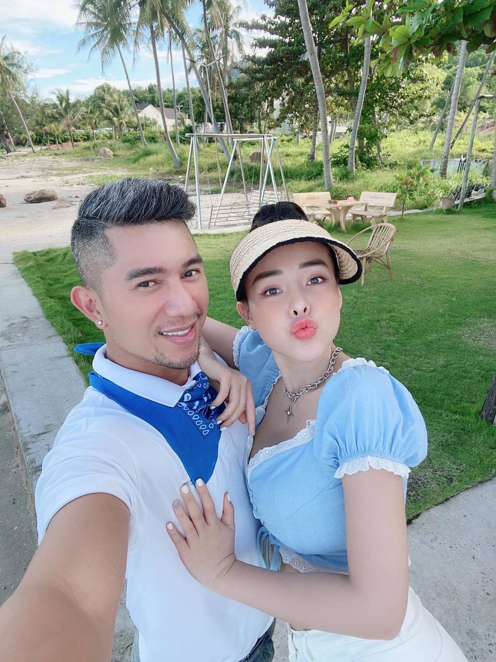  
Lương Bằng Quang và bạn gái bị kẹt lại đảo Phú Quốc sau chuyến du lịch. (Ảnh: FBNV) - Tin sao Viet - Tin tuc sao Viet - Scandal sao Viet - Tin tuc cua Sao - Tin cua Sao