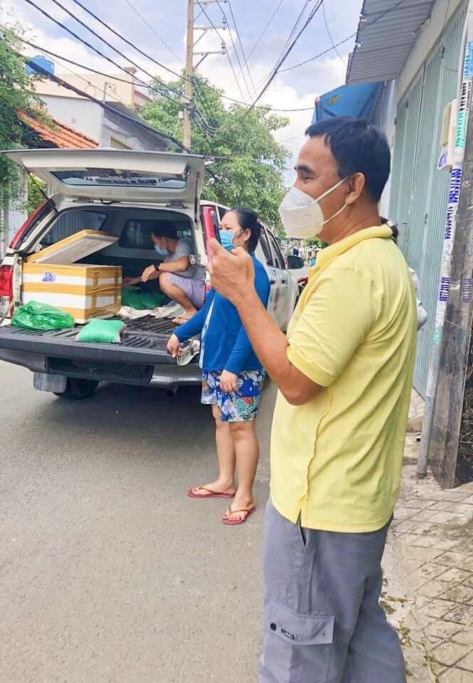 MC Quyền Linh mặc áo trái trong quá trình đi làm từ thiện. (Ảnh: FB Song Minh) - Tin sao Viet - Tin tuc sao Viet - Scandal sao Viet - Tin tuc cua Sao - Tin cua Sao