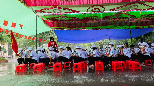  
Học sinh ở Hải Phòng đi dự lễ khai giảng giữa mưa. (Ảnh: Tuổi Trẻ)