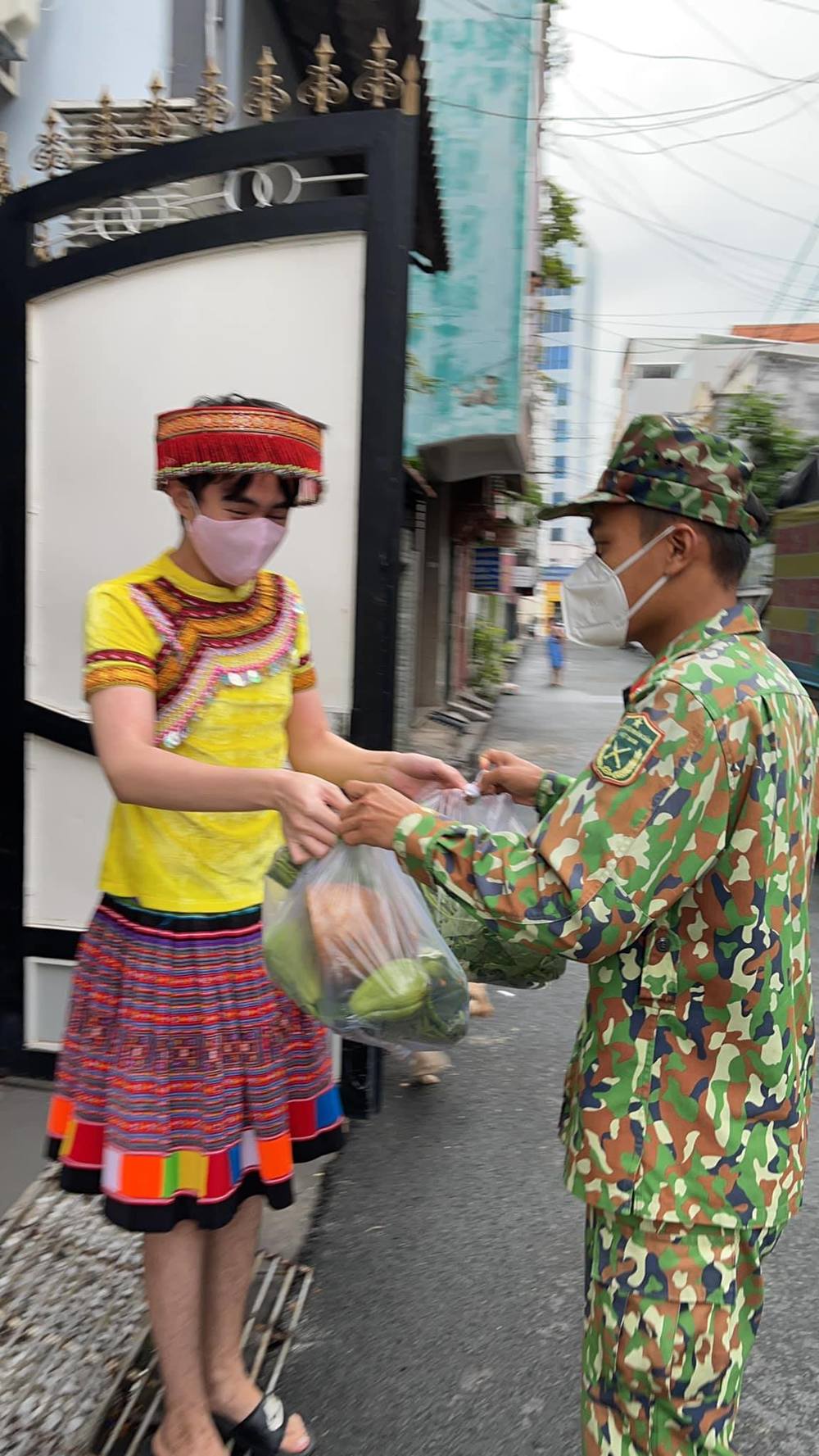 Chàng trai hóa thành cô gái khi bộ đội về phát đồ