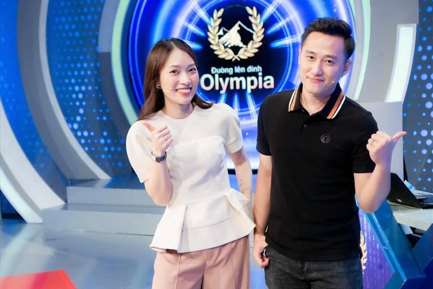  
Khánh Vy là người dẫn chương trình mới của mùa Olympia 22. (Ảnh: Đường Lên Đỉnh Olympia)