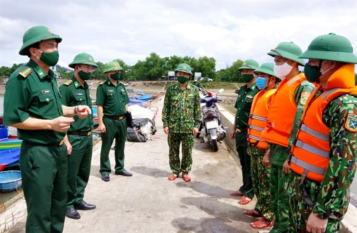  
Lực lượng chức năng được huy động để kêu gọi tàu thuyền vào nơi neo đậu an toàn. (Ảnh: Biên Phòng)