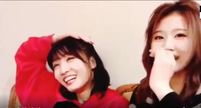  
Sana và Momo quên bén mình có thể nói tiếng Nhật chứ không riêng tiếng Hàn. (Ảnh: Chụp màn hình)