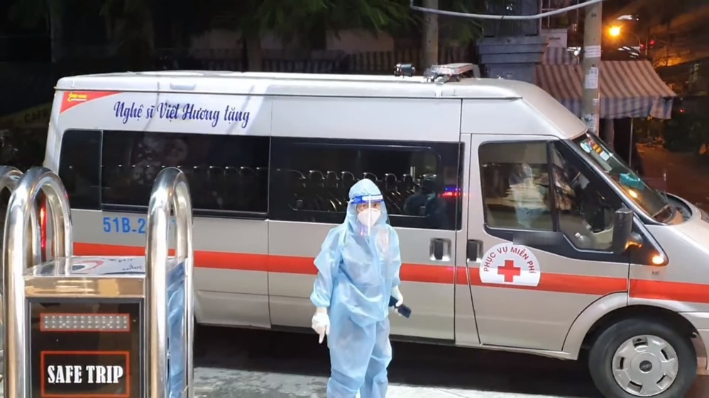  Dù sáng hay tối, cô luôn tất bật khi có người cần giúp. - Tin sao Viet - Tin tuc sao Viet - Scandal sao Viet - Tin tuc cua Sao - Tin cua Sao