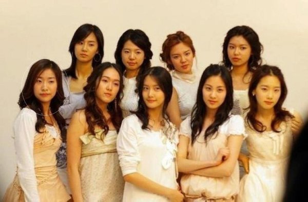  
Heo Chanmi (bên trái ngoài cùng hàng dưới) đứng chung đội hình cùng SNSD. (Ảnh: Pinterest)