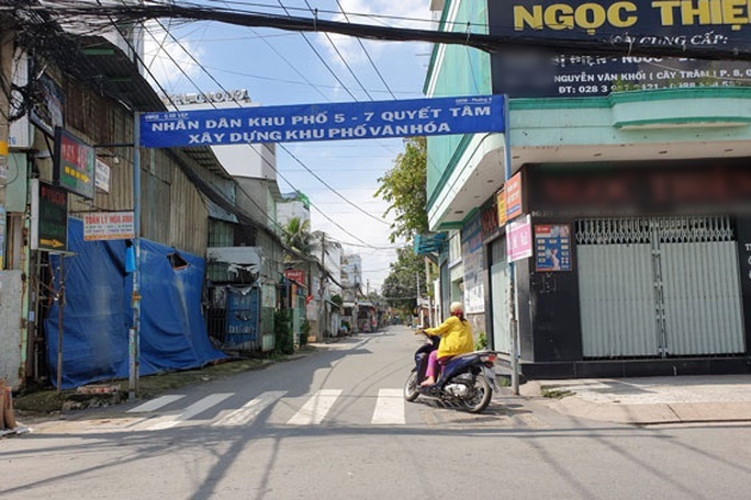  Một con hẻm tại quận Gò Vấp dỡ bỏ rào chắn, bà con đi lại thuận tiện hơn. (Ảnh: Người Lao Động)
