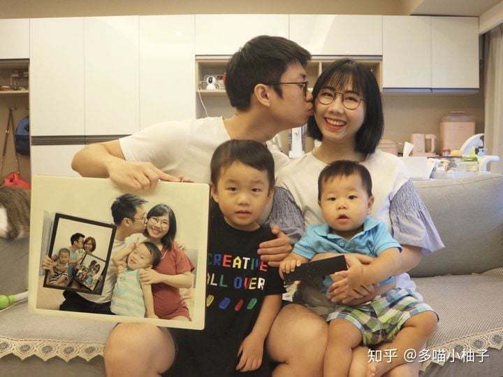  
Năm 2019, cả gia đình chuyển nhà mới, bây giờ có thêm 2 nhóc nên việc chụp ảnh càng khó. (Ảnh: Weibo)