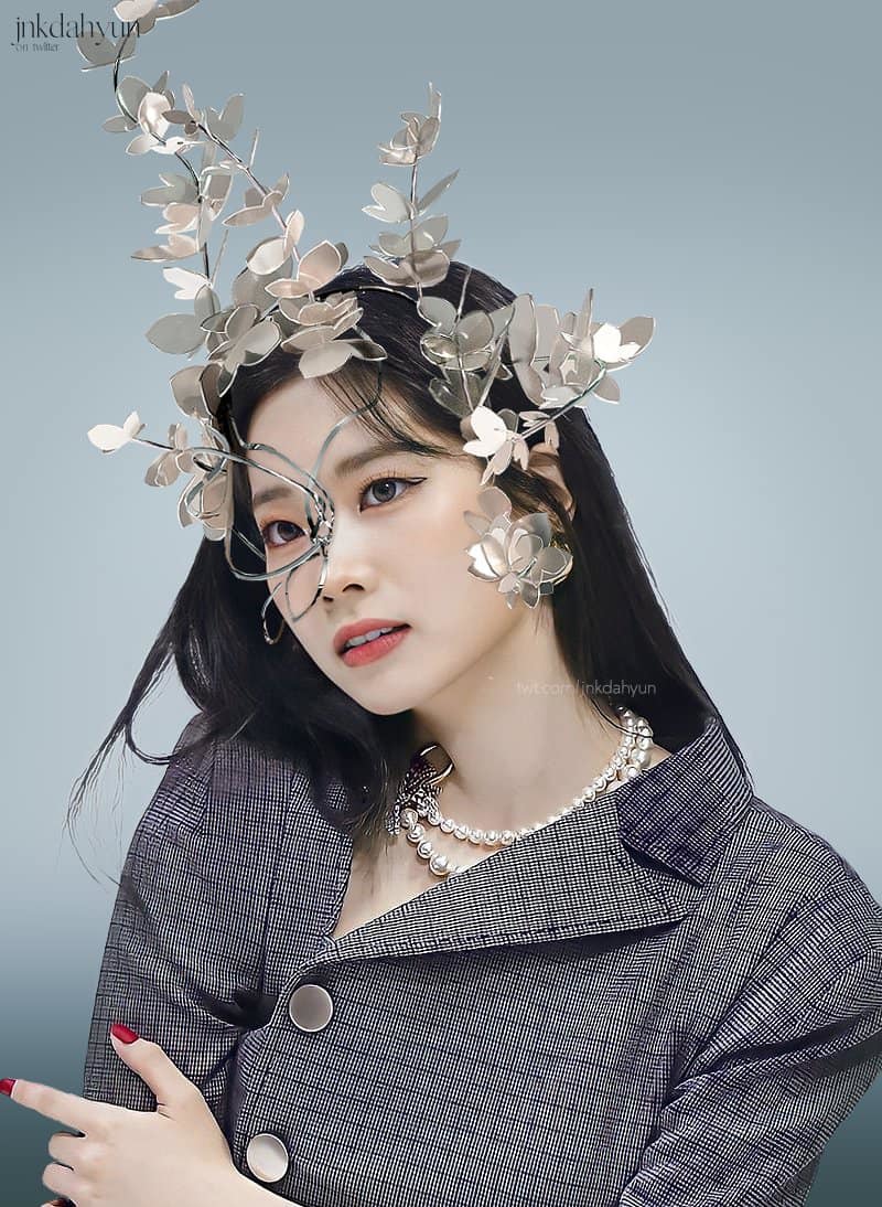  
Vnet đánh giá outfit này của Dahyun (TWICE) không phù hợp với chiếc mặt nạ, nhưng ai cũng đều tấm tắc khen ngợi vẻ đẹp của cô nàng. (Ảnh: jnkdahyun)