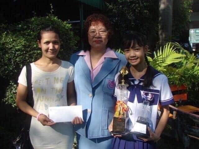  
Hình ảnh Lisa cùng mẹ nhận giải thưởng của trường. (Ảnh: Twitter)