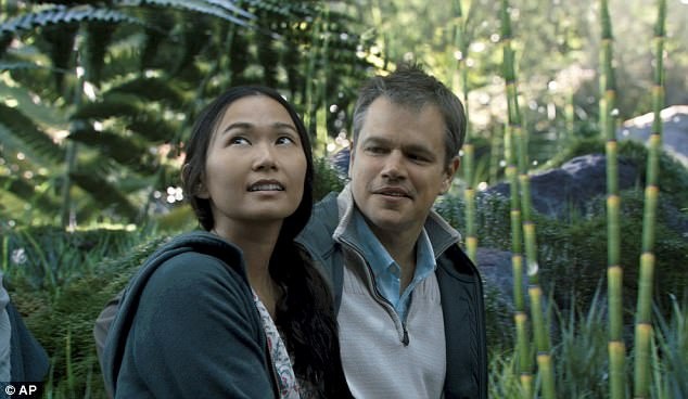  
Hồng Châu và diễn viên Matt Damon trong phim Downsizing. (Ảnh: Paramount Pictures)