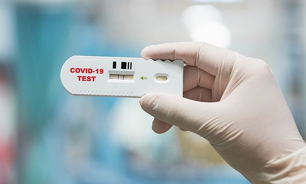  
Khi kit test nhanh Covid-19 hiện 2 vạch, tức là khả năng cao dương tính với nCoV. (Ảnh: VnExpress)