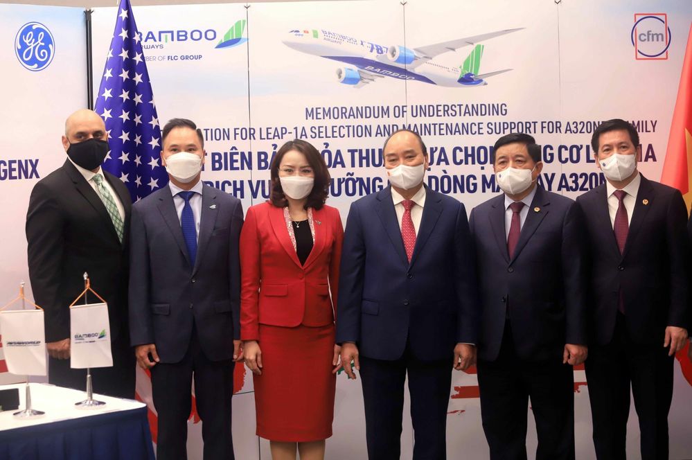  
Chủ tịch nước Nguyễn Xuân Phúc chứng kiến Lễ ký văn kiện hợp tác giữa Bamboo Airways và các đối tác GE, CFM International, AviaWorld LCC (Ảnh: Sputnick Việt Nam)