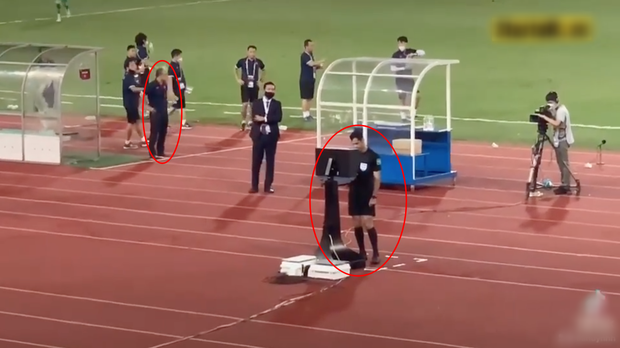 Thầy Park đứng cách trọng tài vài mét (Ảnh: Pháp luật & Bạn đọc)