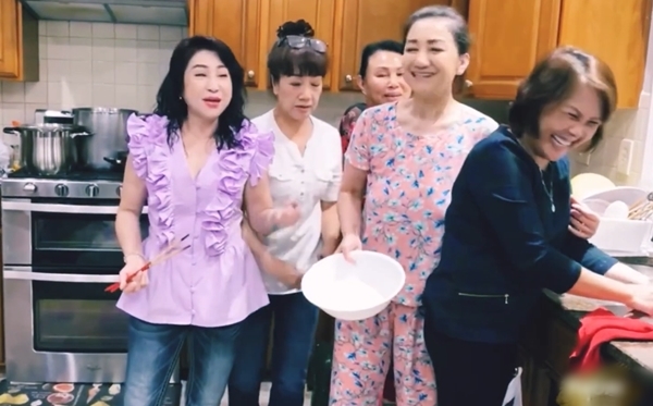  Dàn nghệ sĩ nữ vào bếp trổ tài nấu ăn. (Ảnh: Chụp màn hình)