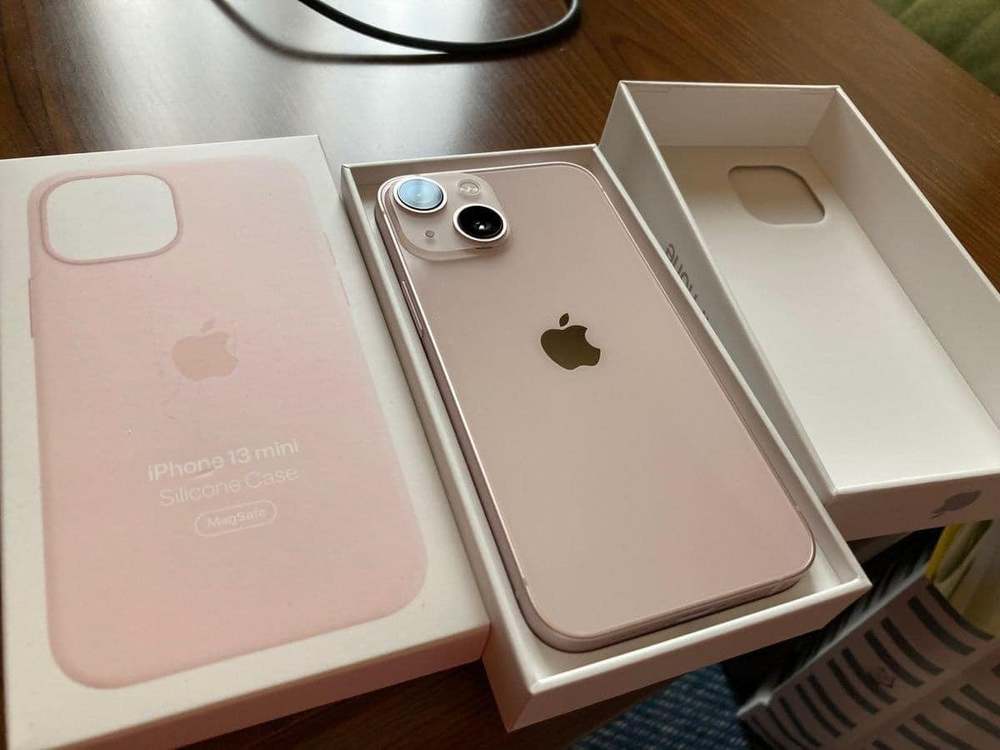 Sự kết hợp tuyệt vời giữa sắc xanh và hồng trên iPhone 13 sẽ khiến bạn phải ngất ngây. Chẳng cần tìm đến những trang phục đắt tiền, chiếc iPhone 13 sắc xanh - hồng này đã đủ sức làm bạn \