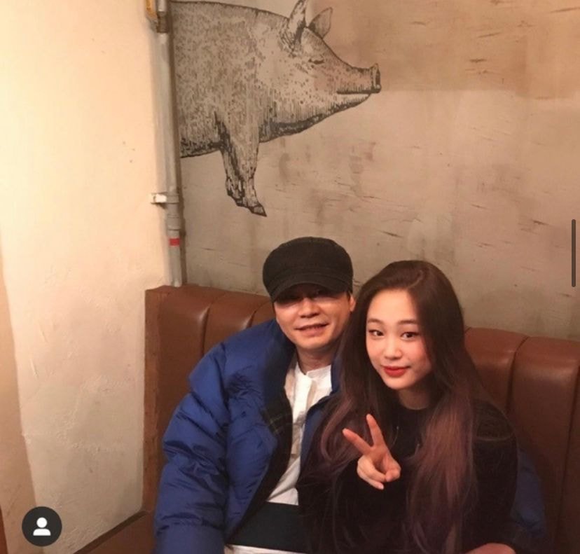  
Cô nàng còn được vinh dự chụp ảnh cùng chủ tịch YG Yang Hyun Suk. (Ảnh: IGNV)