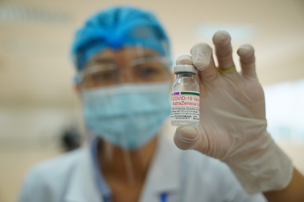  
AstraZeneca là loại vaccine được dùng phố biến tại Việt Nam. (Ảnh: Pháp Luật TP.HCM)