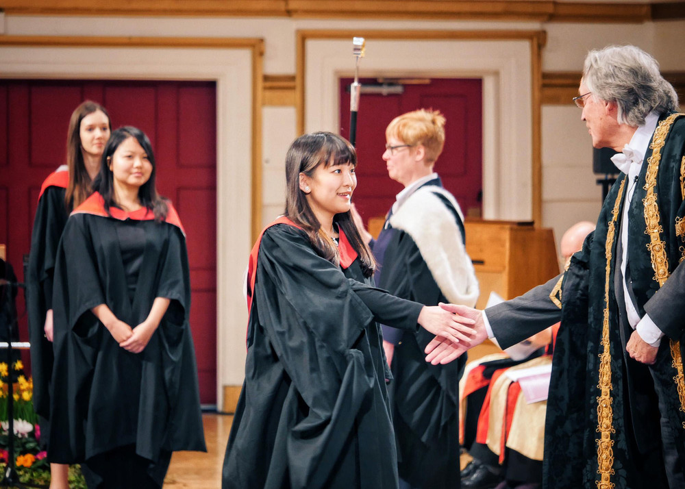  
Mako tốt nghiệp đại học tại Anh. (Ảnh: Japan Times)