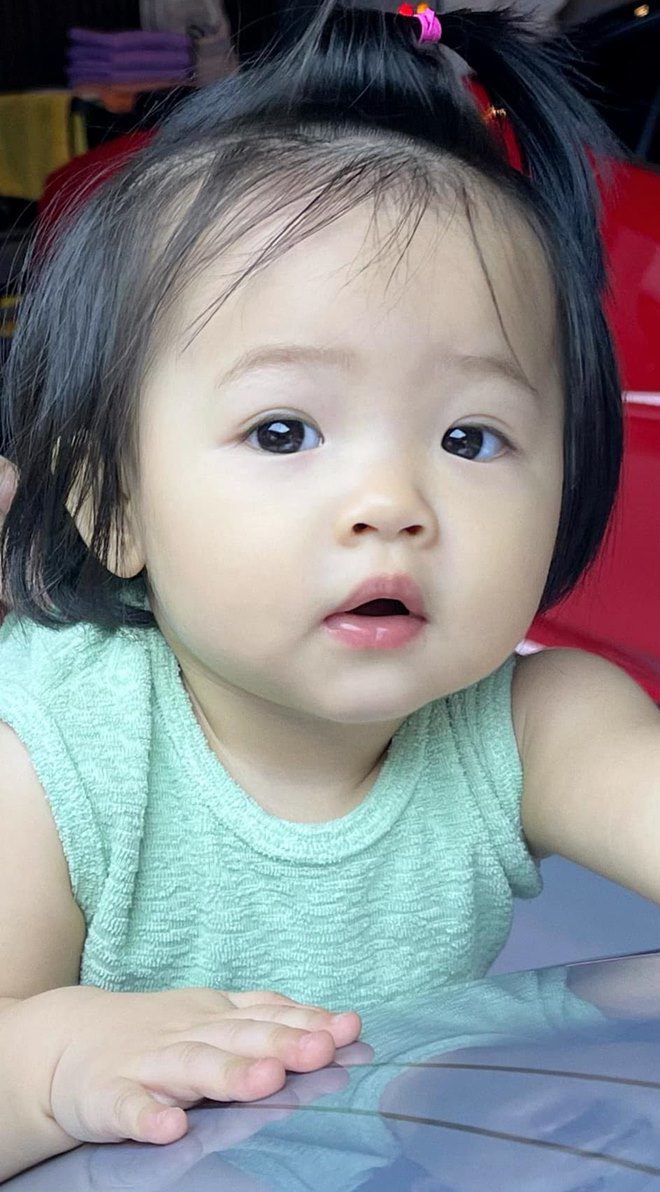  
Con gái đầu lòng của Cường Đô La và Đàm Thu Trang đã được 1 tuổi. (Ảnh: FBNV)