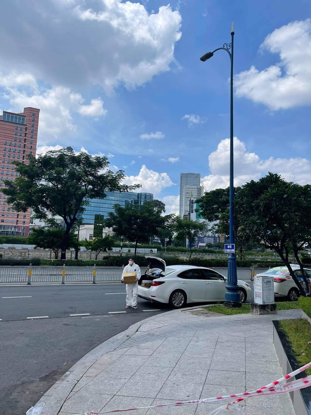  Có lẽ danh hiệu shipper "chanh sả" nên thuộc về Hà Trí Quang bởi anh dùng hẳn xế hộp yêu thích của mình để hành nghề. (Ảnh: FBNV)