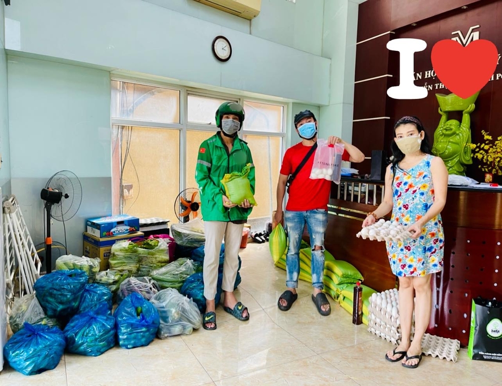  
Dù khó khăn nhưng nữ nghệ sĩ vẫn tổ chức các hoạt động từ thiện gửi tặng người dân lương thực, thực phẩm. (Ảnh: FBNV) - Tin sao Viet - Tin tuc sao Viet - Scandal sao Viet - Tin tuc cua Sao - Tin cua Sao