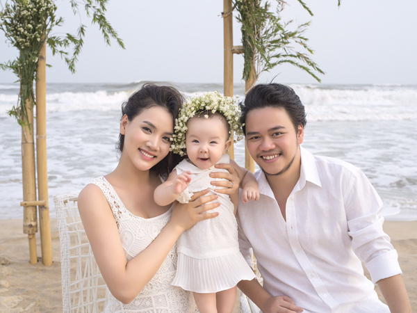  
Con gái Trang Nhung đáng yêu khi chụp ảnh cưới cùng bố mẹ. (Ảnh: 24h) - Tin sao Viet - Tin tuc sao Viet - Scandal sao Viet - Tin tuc cua Sao - Tin cua Sao