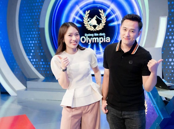  
Khánh Vy (bên trái) - là cái tên được quan tâm nhiều nhất sau khi chính thức trở thành MC mùa thứ 22 và cũng là MC trẻ tuổi nhất. (Ảnh: Fanpage Đường lên đỉnh Olympia)