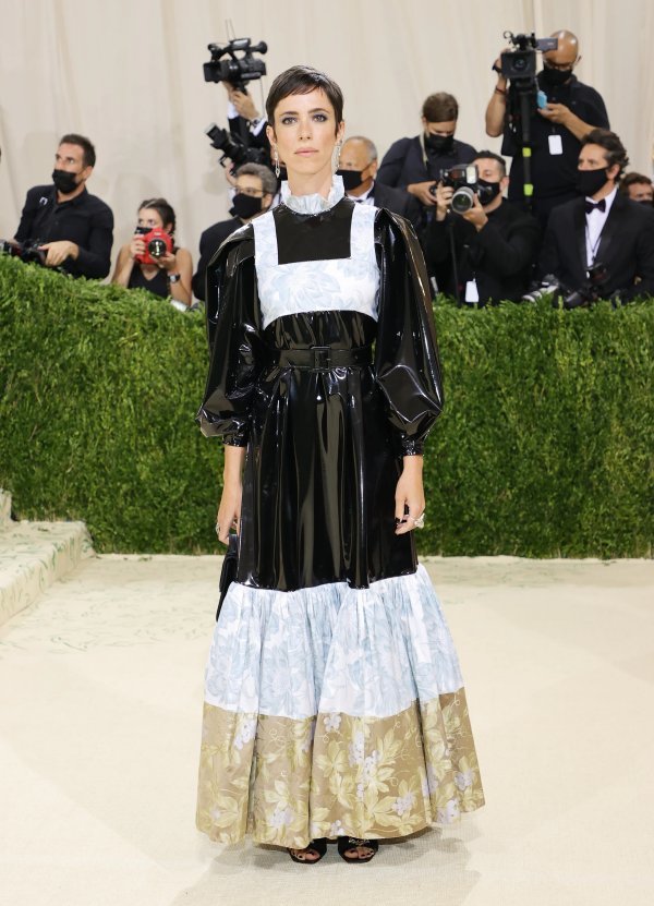  
Nữ diễn viên người Anh Rebecca Hall thu hút nhiều ống kính truyền thông khi diện trang phục mang phong cách phục hưng cổ điển cực kỳ phù hợp với concept của chương trình năm nay. (Ảnh: Vogue)