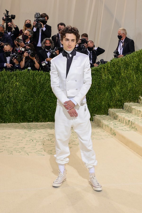  
Không hổ danh là "Hoàng tử thảm đỏ" - Timothée Chalamet gây ấn tượng với trang phục vest trắng cách tân lịch lãm. (Ảnh: Vogue)