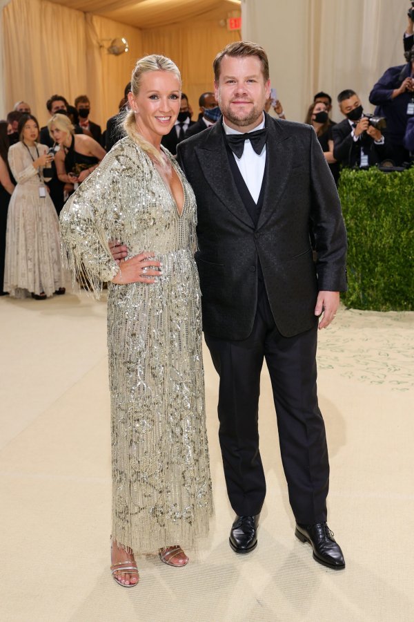  
Vợ chồng Julia Carey và James Corden cũng hút mắt không kém, nữ diễn viên chọn bộ cánh màu bạch kim lấp lánh với cái tua ren, nam nghệ sĩ người Anh lại lịch lãm với bộ vest đen cổ điển. (Ảnh: Vogue)