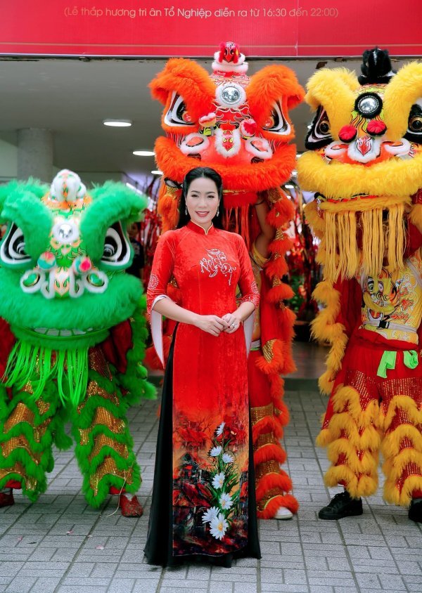  
Được biết, áo dài mà Trịnh Kim Chi mặc năm nay là trang phục mà cô đã diện vào dịp cúng Tổ năm ngoái. Thiết kế với gam màu đỏ sặc sỡ giúp nữ diễn viên nổi bật hơn. Phần họa tiết hoa cúc ở đuôi áo dài cũng tăng thêm độ nền nã cho nghệ sĩ. (Ảnh: FBNV)