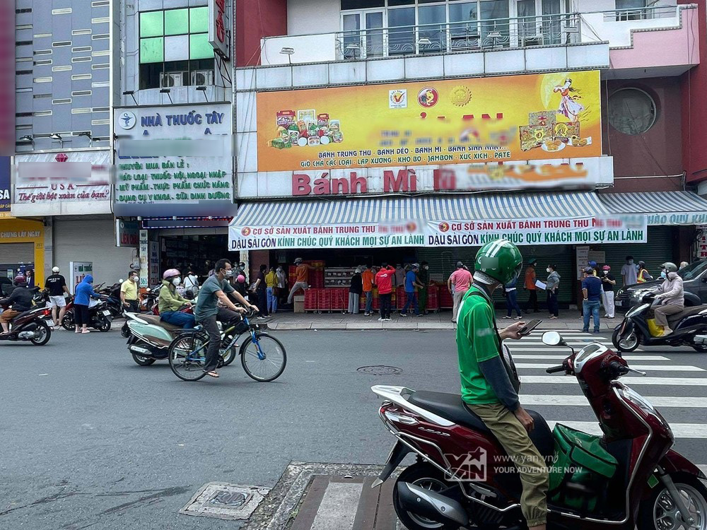  
Tiệm bánh Trung thu nổi tiếng ở Sài Gòn tập nập khách vào chiều ngày 17/9. 