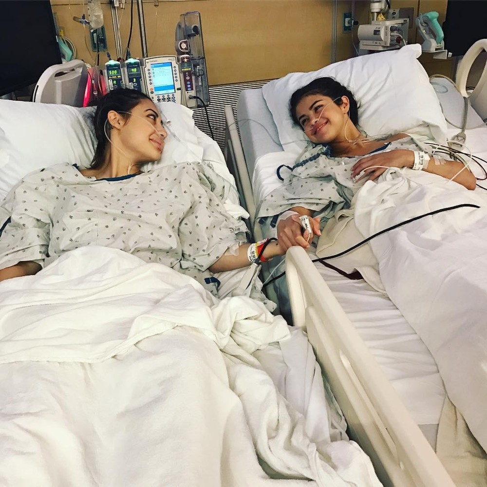  
Hình ảnh Selena Gomez cùng cô bạn thân ở trong bệnh viện. (Ảnh: T.H)