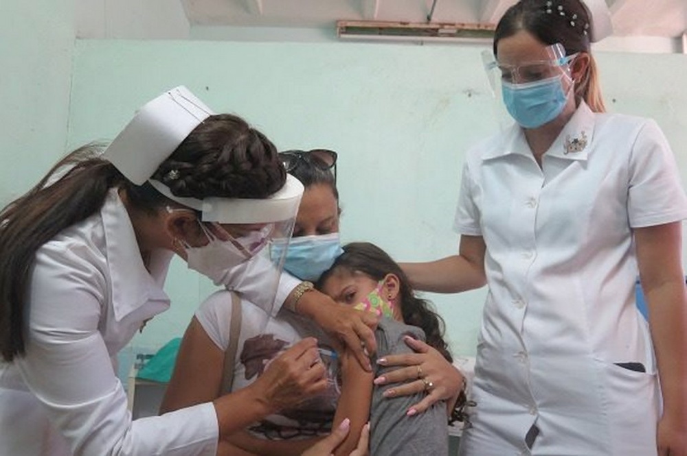  Bé gái tại Cuba được tiêm vaccine ngừa Covid-19 để sớm trở lại trường học. (Ảnh: Reuters)