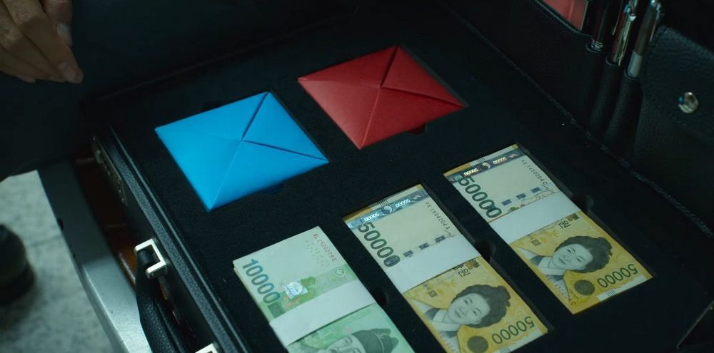  
Hai tấm thẻ xanh - đỏ và những tờ tiền. (Ảnh. Naver)