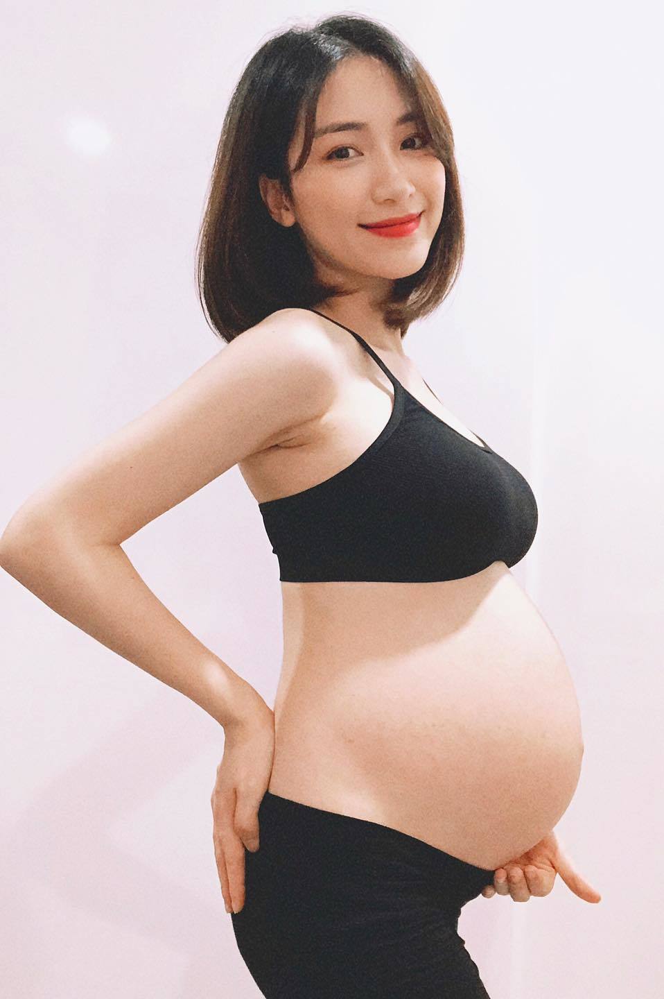 Hòa Minzy chia sẻ hình ảnh mang thai hơn 7 tháng